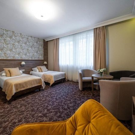 Korona Hotel 奥斯特罗文卡 外观 照片