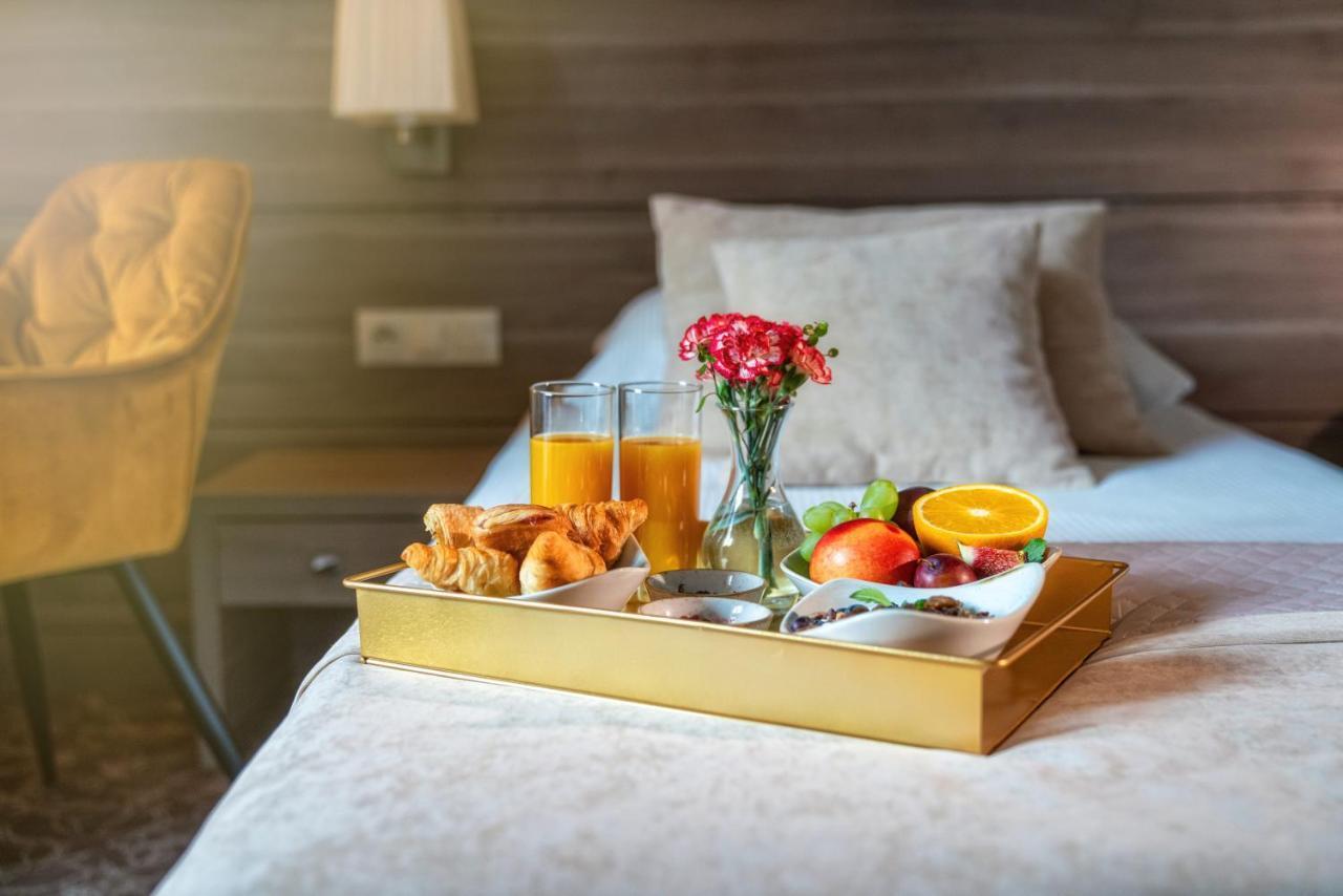 Korona Hotel 奥斯特罗文卡 外观 照片