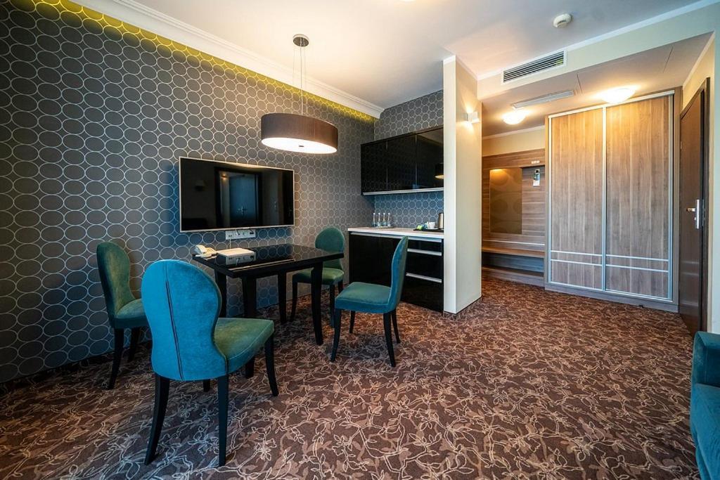 Korona Hotel 奥斯特罗文卡 外观 照片
