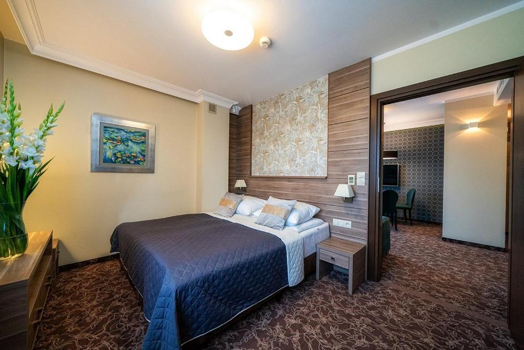 Korona Hotel 奥斯特罗文卡 外观 照片