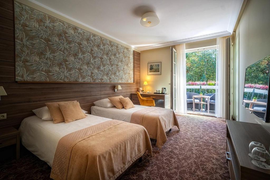 Korona Hotel 奥斯特罗文卡 外观 照片
