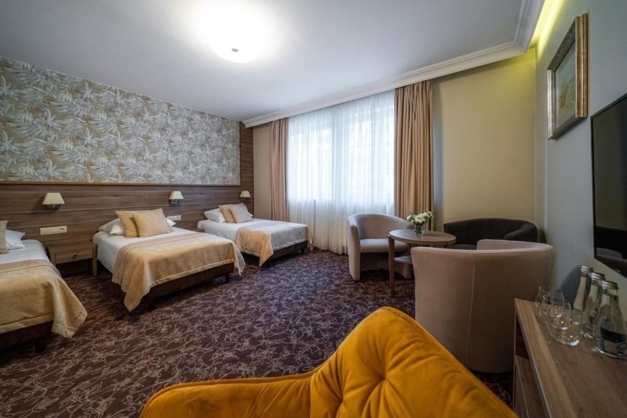 Korona Hotel 奥斯特罗文卡 外观 照片