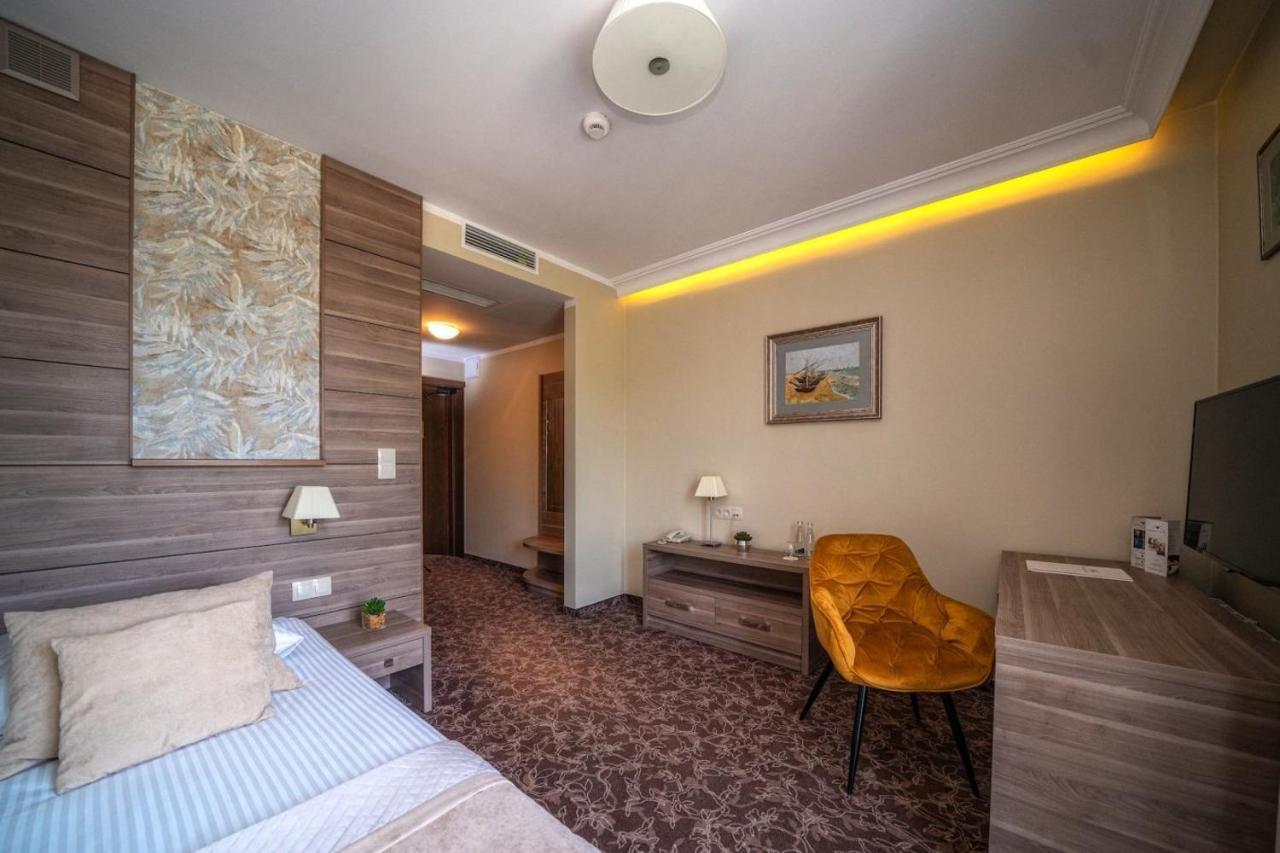 Korona Hotel 奥斯特罗文卡 外观 照片