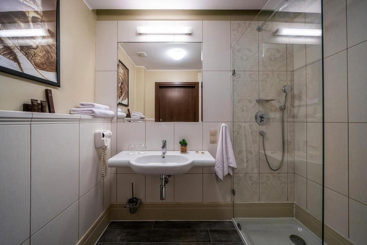 Korona Hotel 奥斯特罗文卡 外观 照片