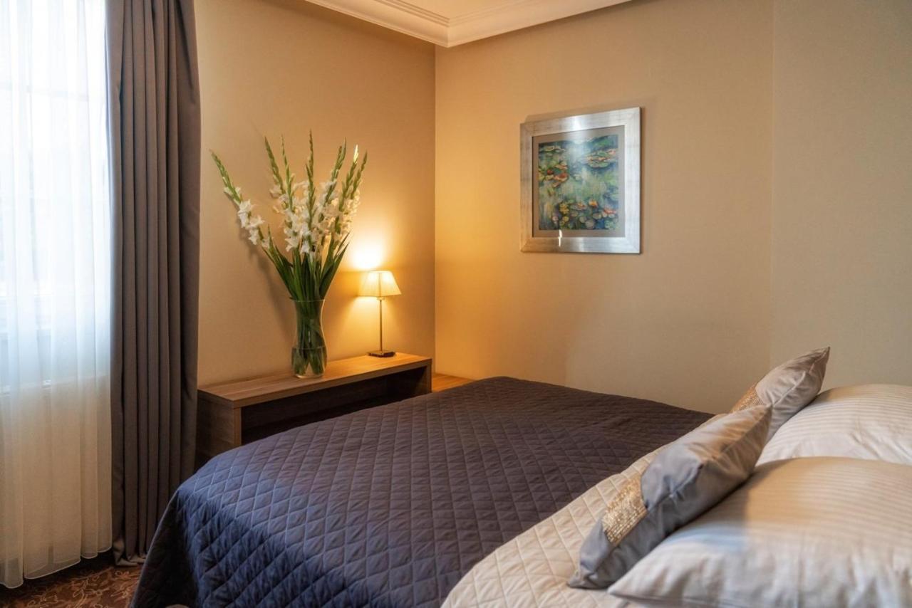 Korona Hotel 奥斯特罗文卡 外观 照片