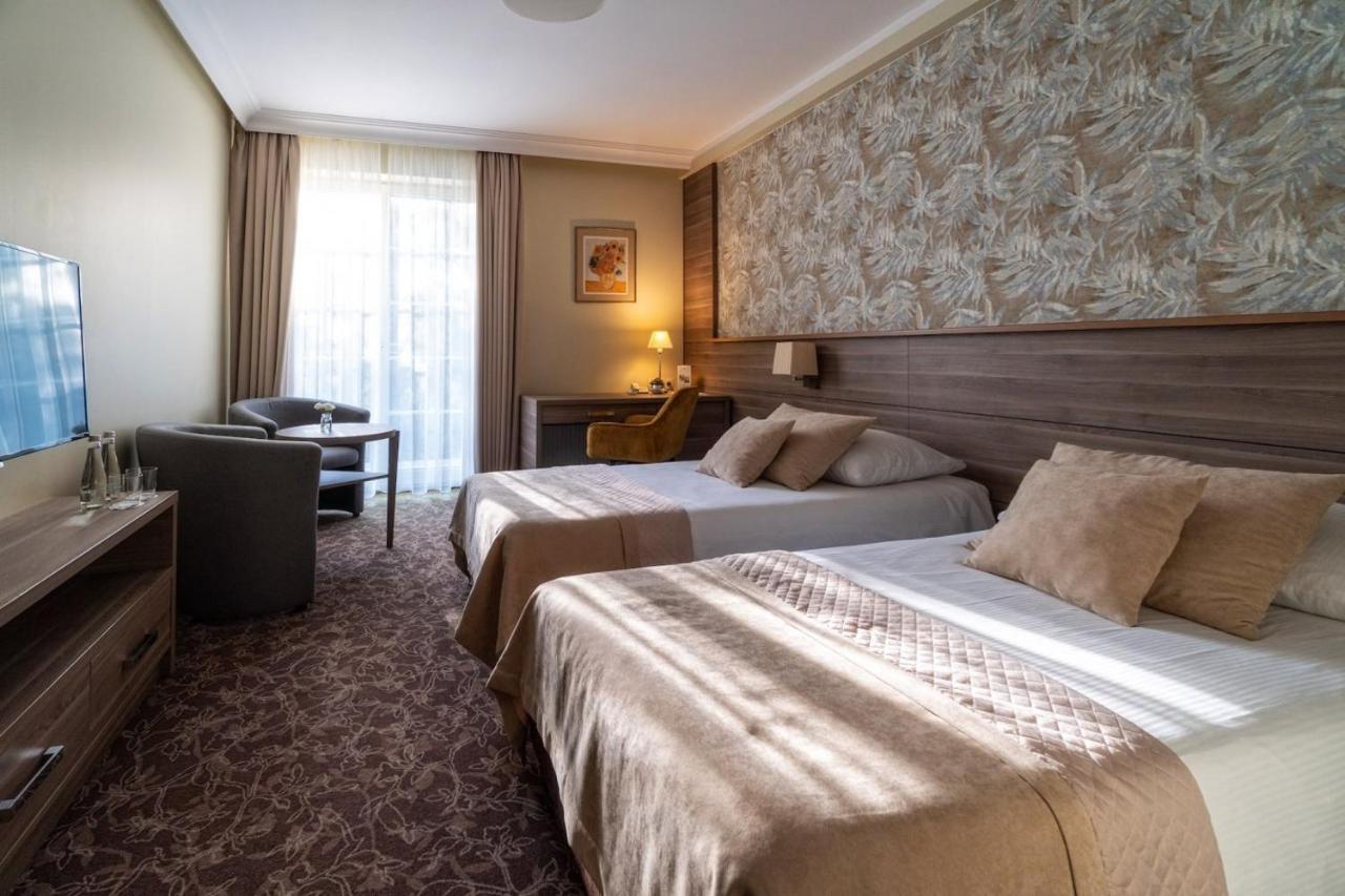 Korona Hotel 奥斯特罗文卡 外观 照片