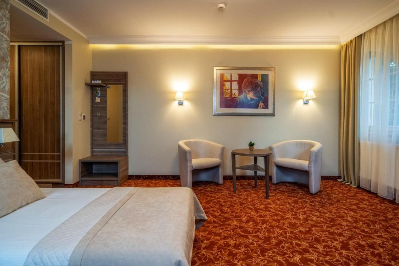 Korona Hotel 奥斯特罗文卡 外观 照片